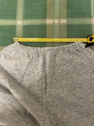 Felpa grigia con colletto e bottoni