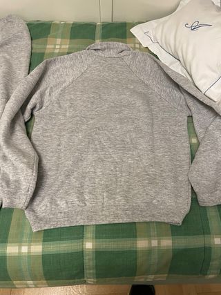 Felpa grigia con colletto e bottoni