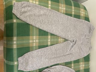 Felpa grigia con colletto e bottoni