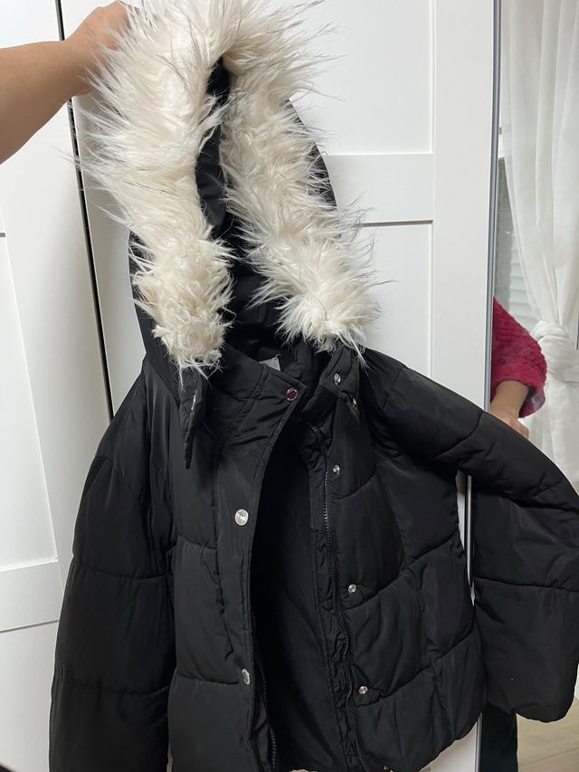 Chaqueta negra con capucha y pelo