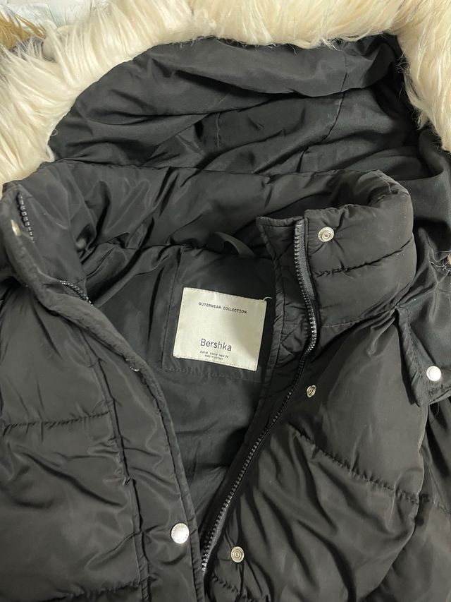 Chaqueta negra con capucha y pelo