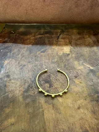 Pulsera del cobre con bolitas