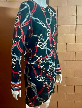 Vestido Privée con estampado de cadenas