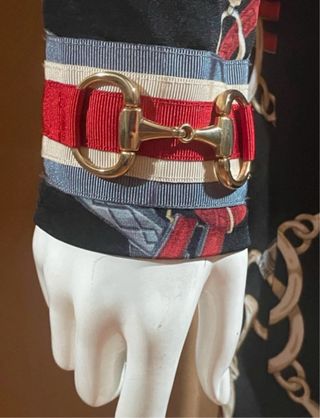 Vestido Privée con estampado de cadenas