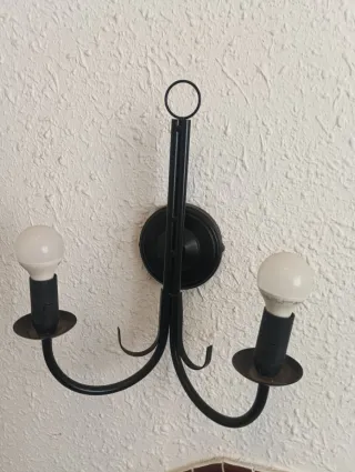 Lámpara de pared negra de metal
