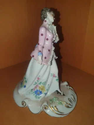 Statuina antica in porcellana