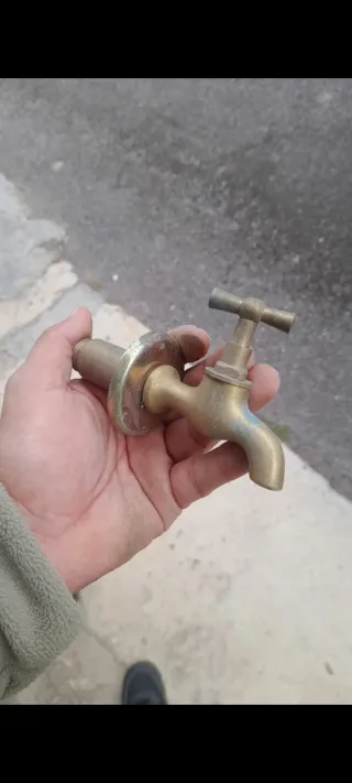 Grifo de metal dorado y plateado