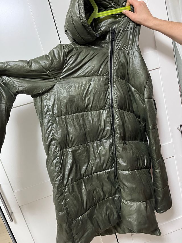 Chaqueta verde acolchada de pluma con capucha