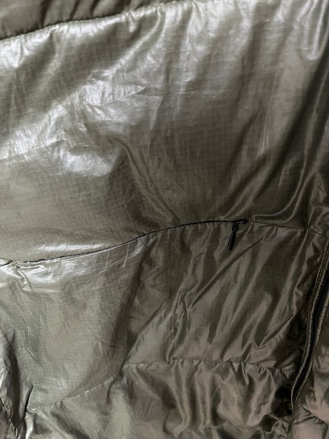 Chaqueta verde acolchada de pluma con capucha