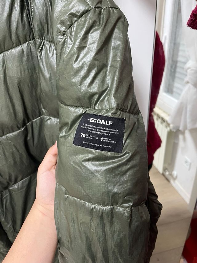 Chaqueta verde acolchada de pluma con capucha