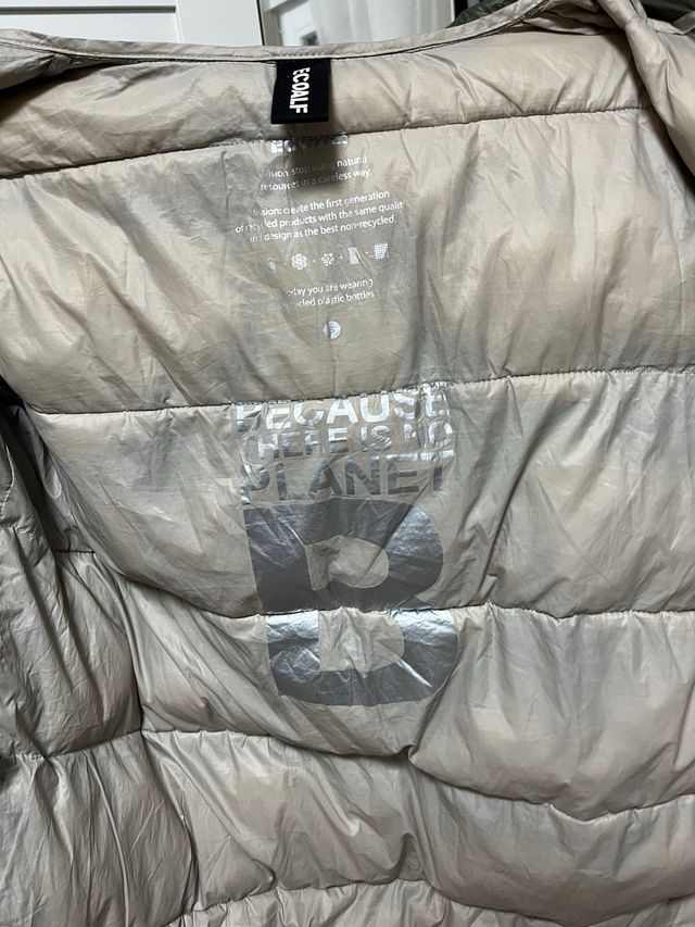 Chaqueta verde acolchada de pluma con capucha