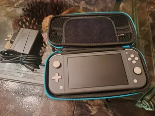 Nintendo Switch Lite Grigia + Custodia e Caricatore