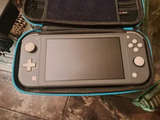 Nintendo Switch Lite Grigia + Custodia e Caricatore