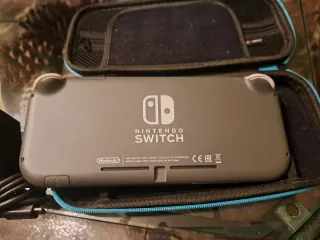 Nintendo Switch Lite Grigia + Custodia e Caricatore