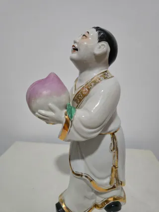 Figura China Hong Kong Niño con melocotón  22 cm.