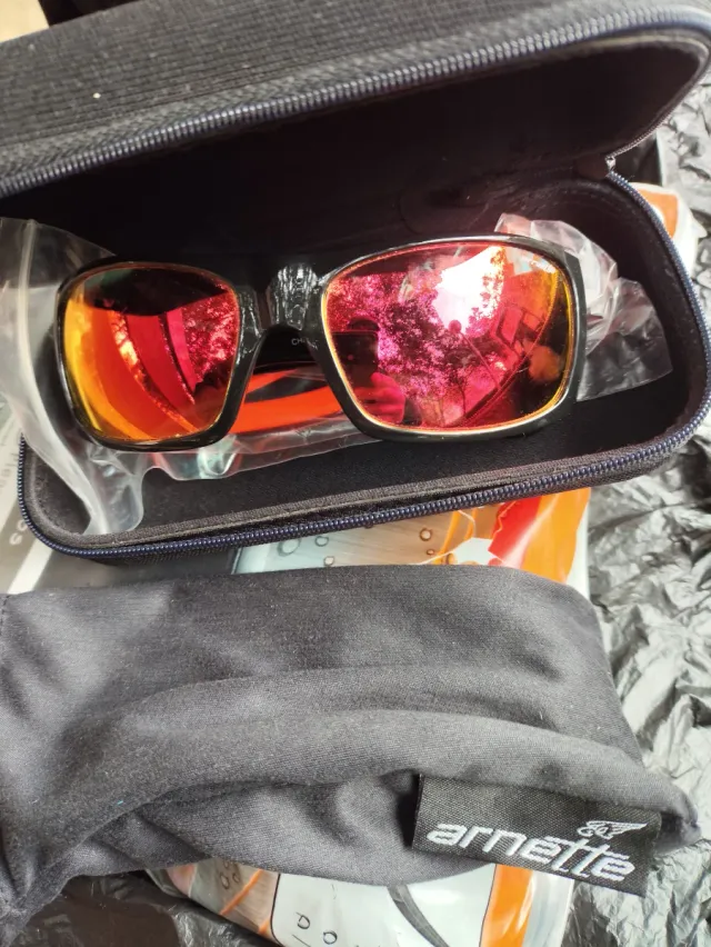 Gafas de sol Arnette polarizadas negras y rojas