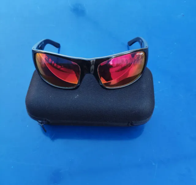 Gafas de sol Arnette polarizadas negras y rojas