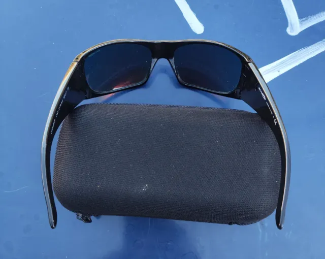 Gafas de sol Arnette polarizadas negras y rojas