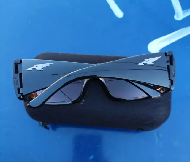 Gafas de sol Arnette polarizadas negras y rojas