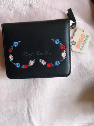 Cartera negra bordada flores