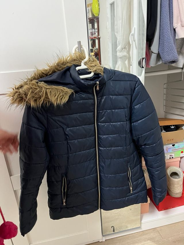 Chaqueta azul con capucha y pelo