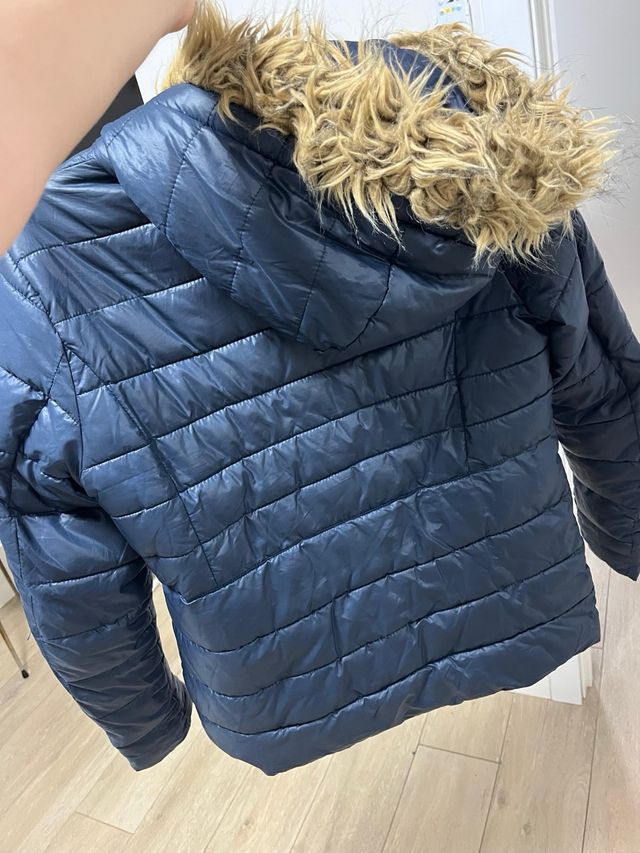 Chaqueta azul con capucha y pelo