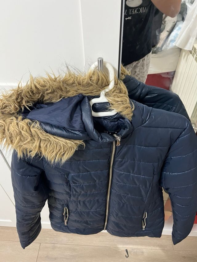 Chaqueta azul con capucha y pelo