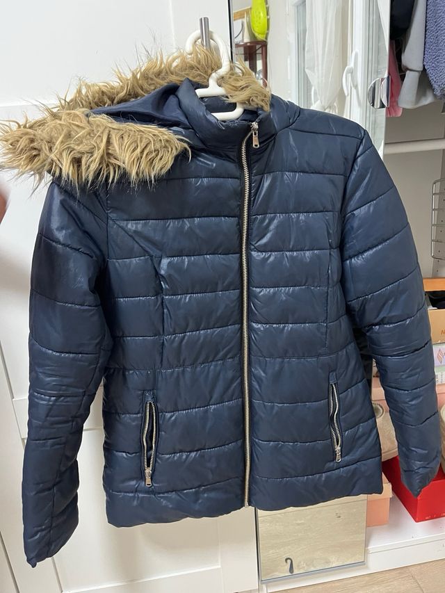 Chaqueta azul con capucha y pelo