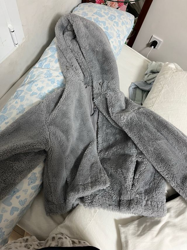 Chaqueta gris con capucha