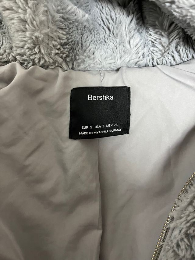 Chaqueta gris con capucha