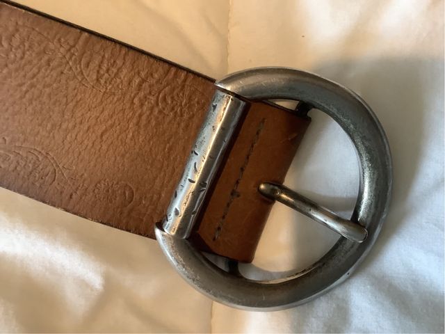 Cinturón de cuero marrón con hebilla plateada
