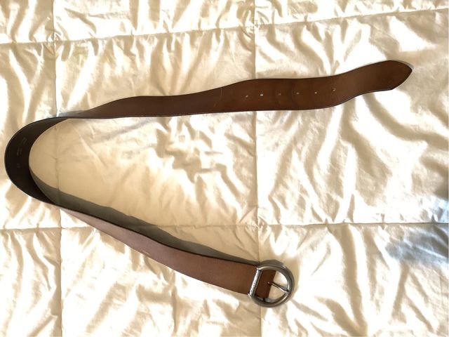 Cinturón de cuero marrón con hebilla plateada