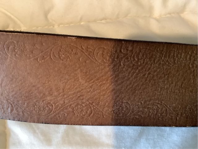 Cinturón de cuero marrón con hebilla plateada