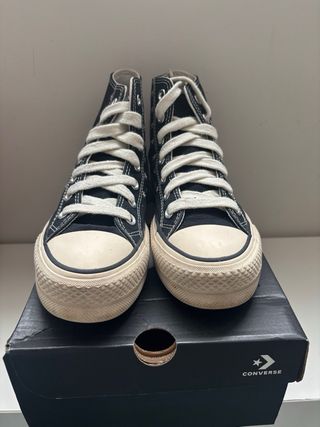 Converse plataforma negras con estrellas rosas