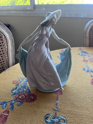 Figura Lladró Mujer Vestido Rosa