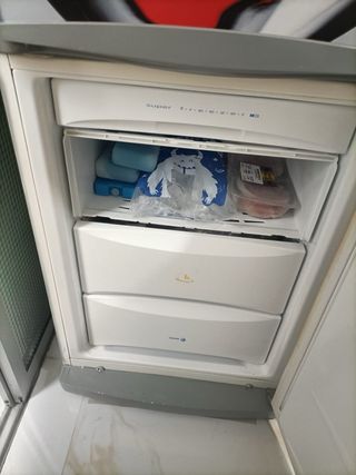 Frigorífico con diseño de copas de vino