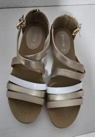 Sandalias Geox doradas y blancas
