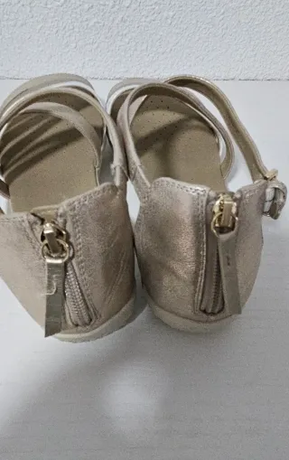 Sandalias Geox doradas y blancas