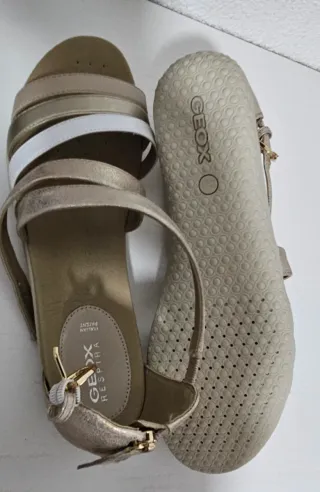 Sandalias Geox doradas y blancas