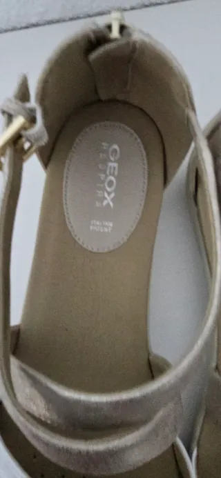 Sandalias Geox doradas y blancas