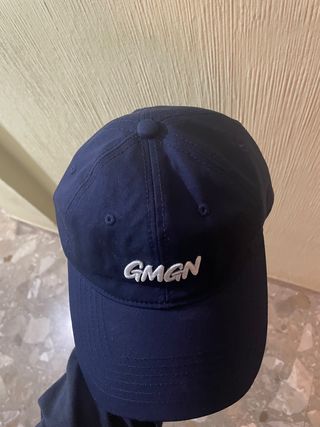 Gorra azul con logo GMGN