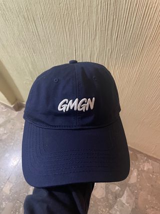 Gorra azul con logo GMGN