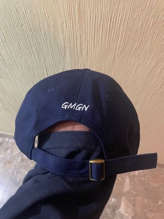 Gorra azul con logo GMGN