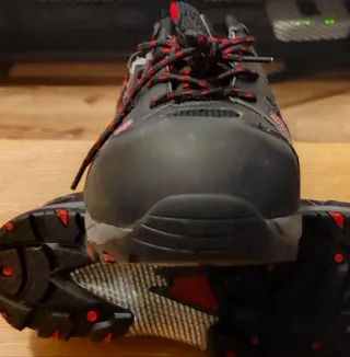 Zapatos de seguridad Bellota negros y rojos