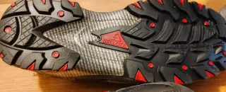 Zapatos de seguridad Bellota negros y rojos