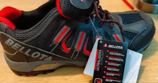 Zapatos de seguridad Bellota negros y rojos