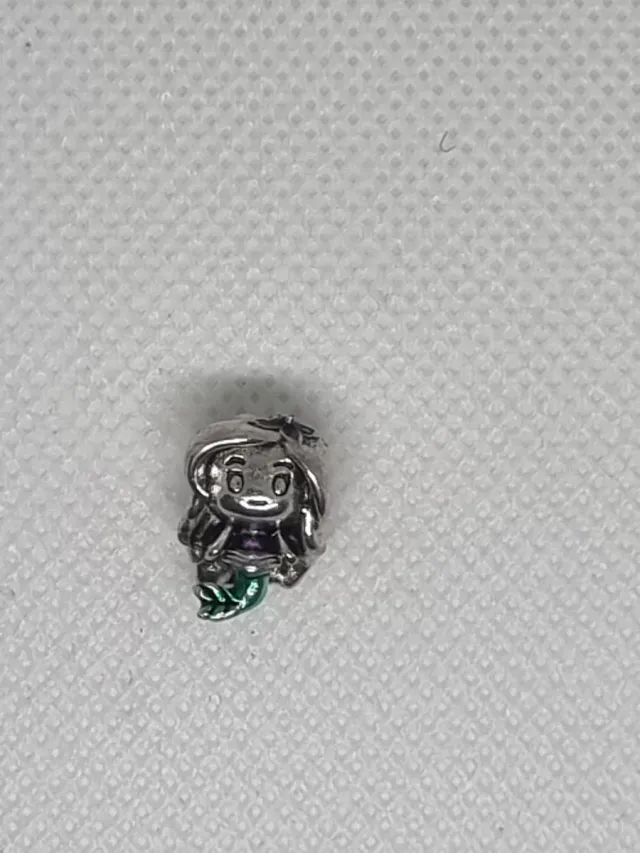 Charm Sirenita Disney Plata y Verde