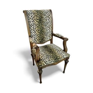 Sillón de tela con estampado de leopardo