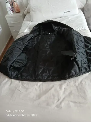 Chaqueta acolchada negra con capucha