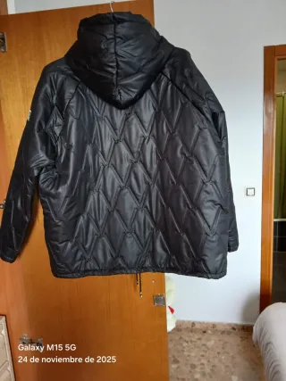 Chaqueta acolchada negra con capucha